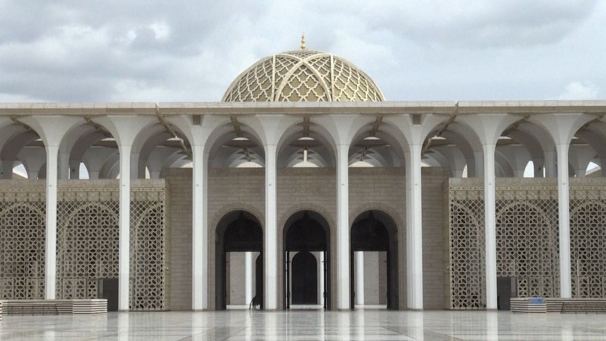 V Alžírsku otevřeli třetí největší mešitu světa. Má i plochu pro vrtulník